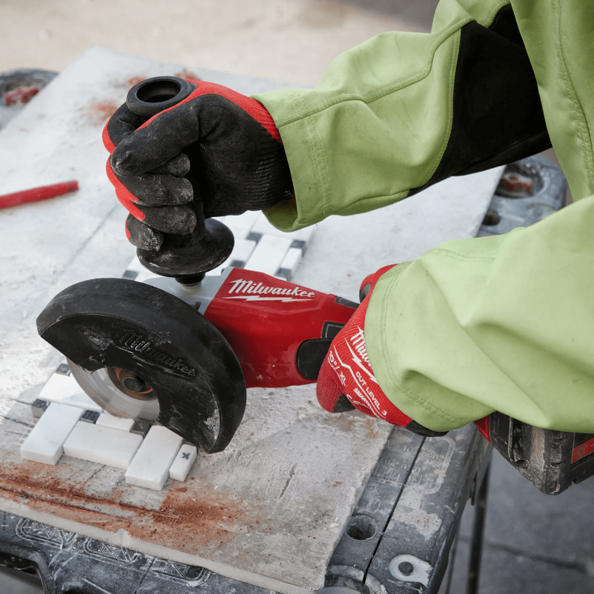 ESMERIL ANGULAR 4 ½”/ 5” M18 FUEL INTERRUPTOR A PALETA MILWAUKEE / 2686-204