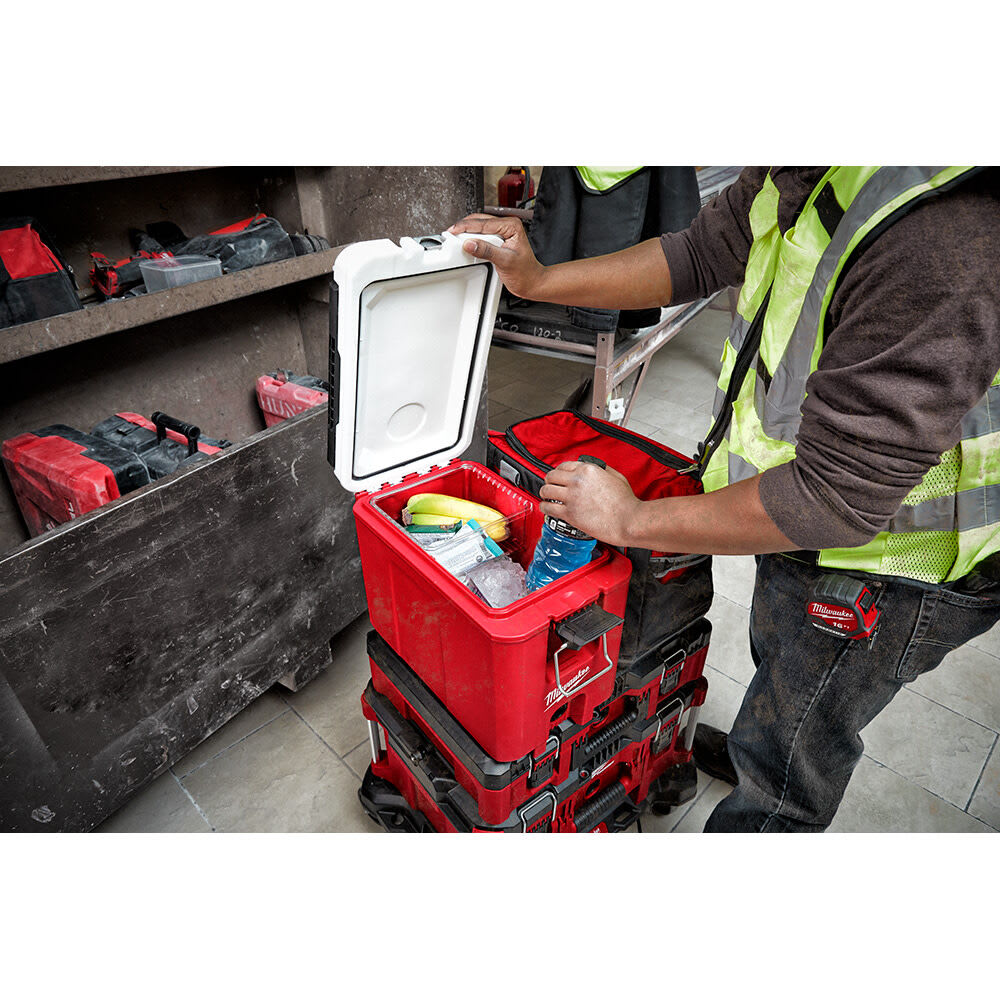 Hielera Milwaukee PACKOUT de 16 cuartos2