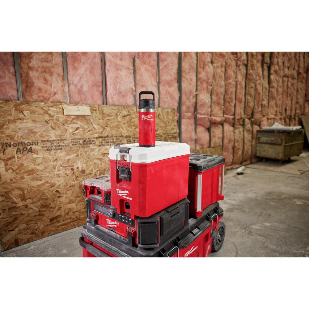 Milwaukee PACKOUT Botella aislada de 24 oz con tapa Chug4