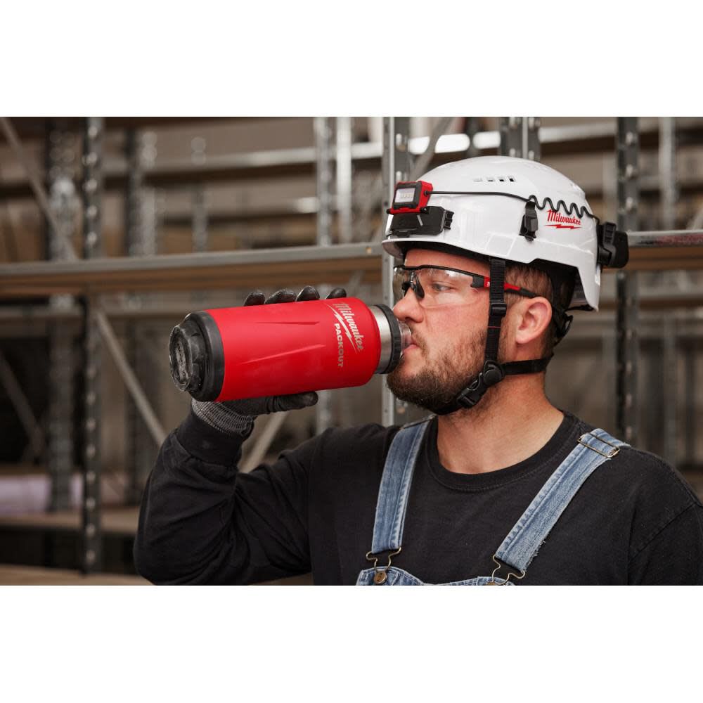 Milwaukee PACKOUT Botella aislada de 24 oz con tapa Chug1