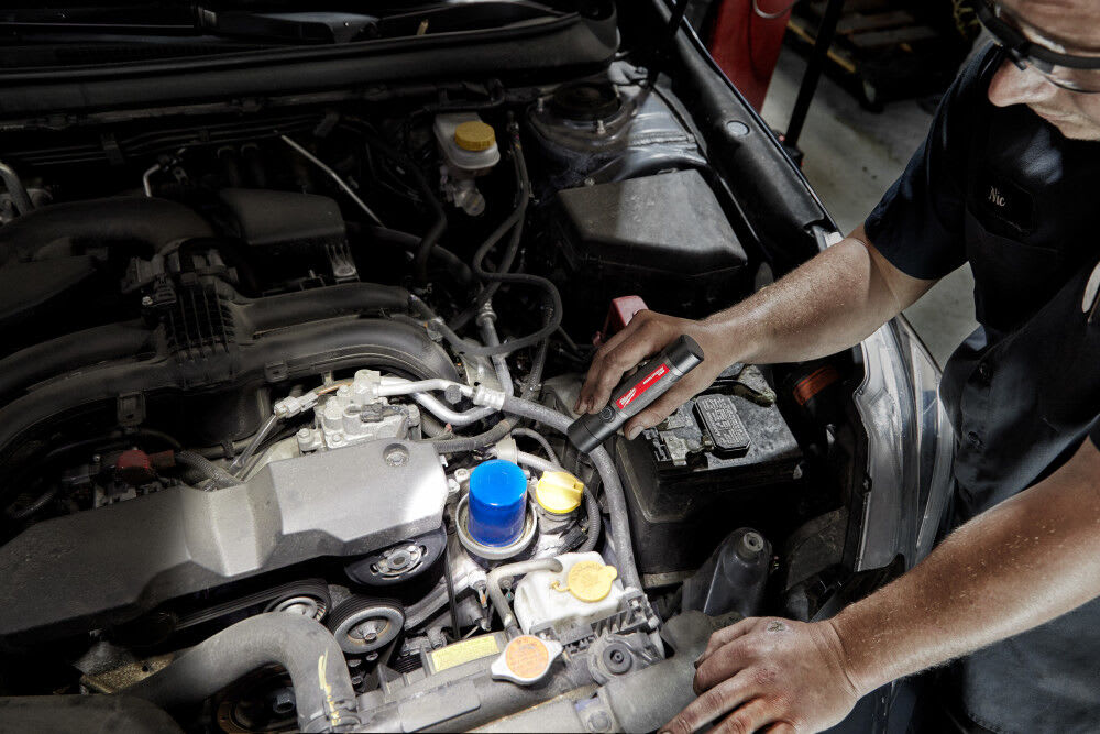 Kit de linterna compacta recargable por USB de Milwaukee de 800 lúmenes3