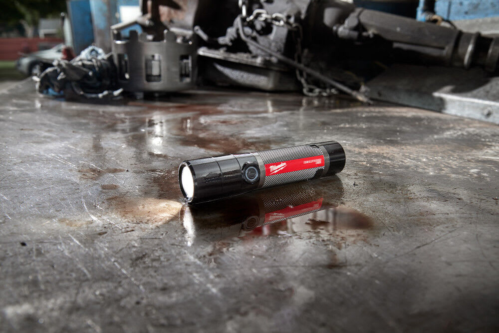 Kit de linterna compacta recargable por USB de Milwaukee de 800 lúmenes -FT2