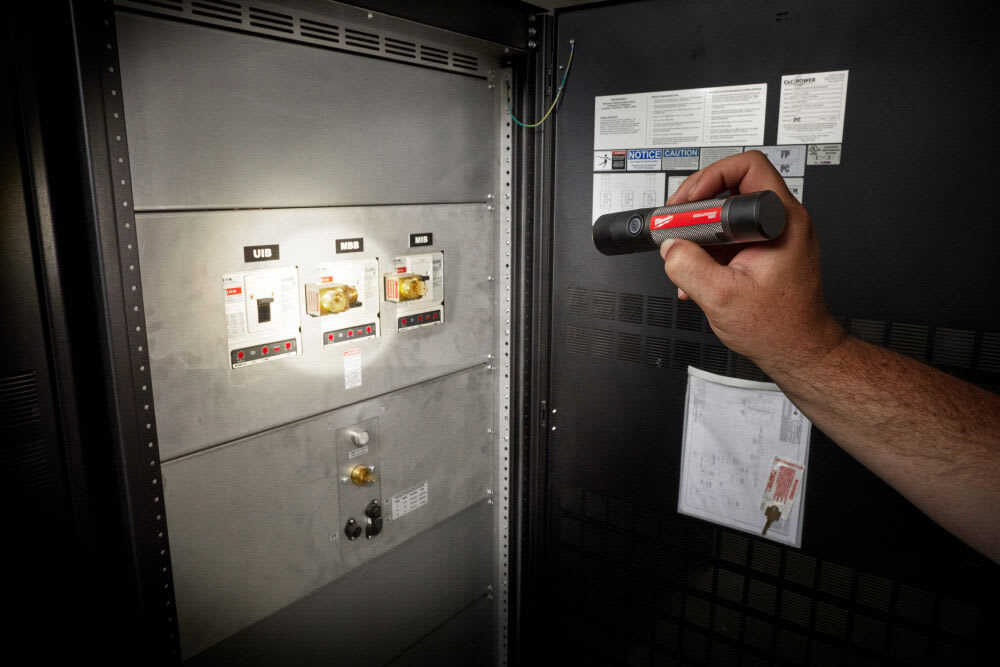 Kit de linterna compacta recargable por USB de Milwaukee de 800 lúmenes1