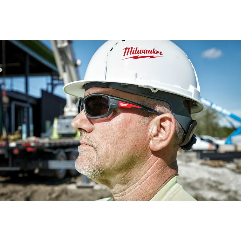 LENTES DE SEGURIDAD ALTO IMPACTO OSCUROS MILWAUKEE / 48-73-20254