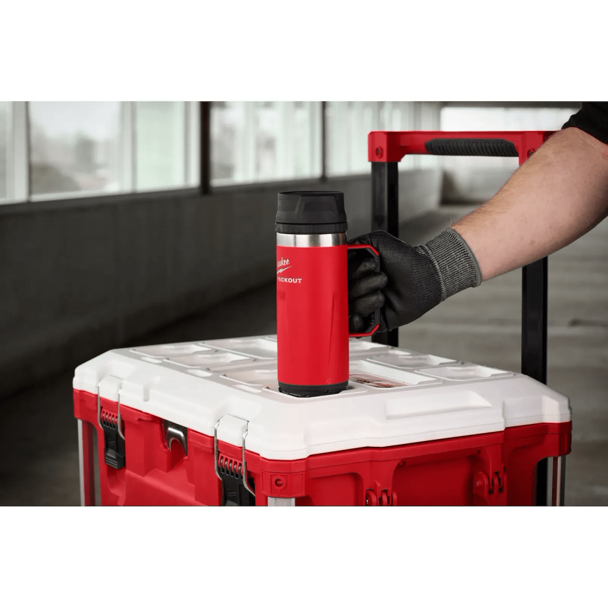 Taza térmica PACKOUT™ de 18 oz con tapa para sorbos MILWAUKEE / 48-22-8394R4