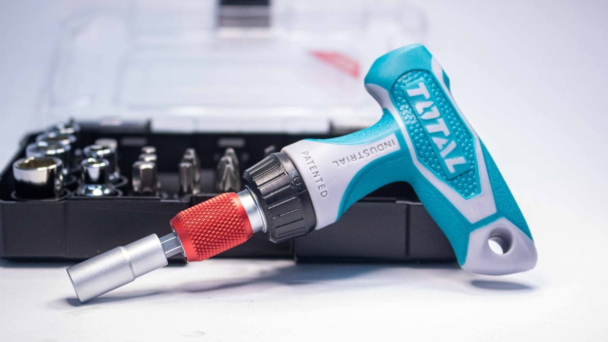 SET DESTORNILLADOR CON MANGO T 24 PZS TOTAL TOOLS TACSD301863