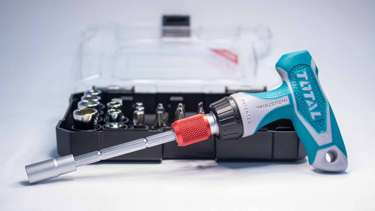 SET DESTORNILLADOR CON MANGO T 24 PZS TOTAL TOOLS TACSD301862