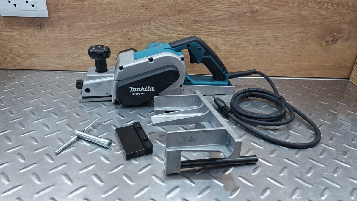 Cepillo eléctrico 82mm 750w m1100kb makita LIQUIDACIÓN2
