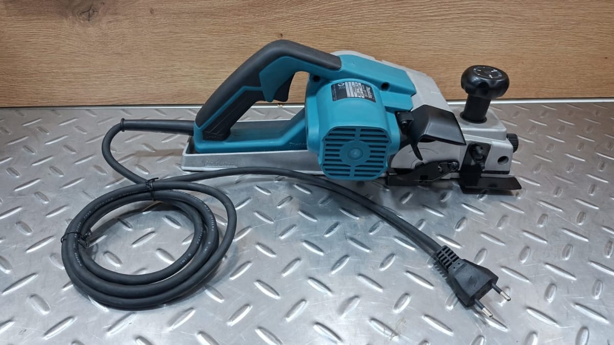 Cepillo eléctrico 82mm 750w m1100kb makita LIQUIDACIÓN3