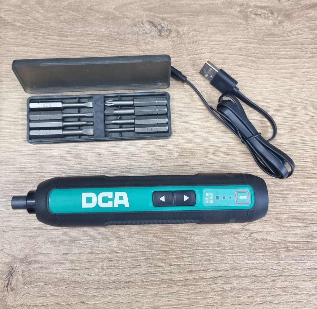 Destornillador 4v 2.0ah 1/4' hex 5nm 300/min maletin DCA / ADPL04-5-LIQUI2