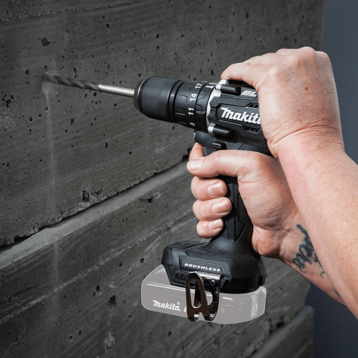 TALADRO PERCUTOR 1/2 LXT 18V  BLACK EDITION DHP487B + MALETA LONA MAKITA1