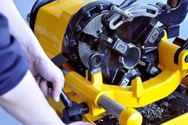 MAQUINA ROSCADORA DE TUBOS 1/2'' A 4'' 1500W - TIPO RIDGID (SQ100F)1