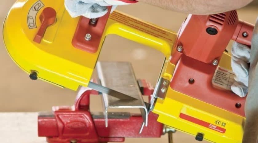 MAQUINA SIERRA DE BANDA PORTATIL  4'' 700W. (ST1010)2