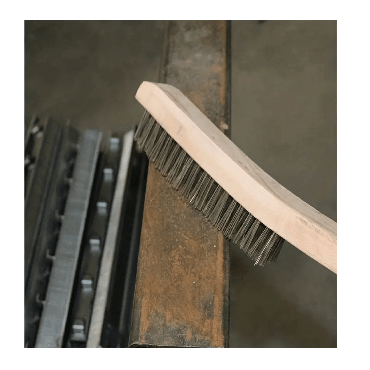 ESCOBILLA ALAMBRE ACERO 5 HILERAS CON MANGO (100.051)7