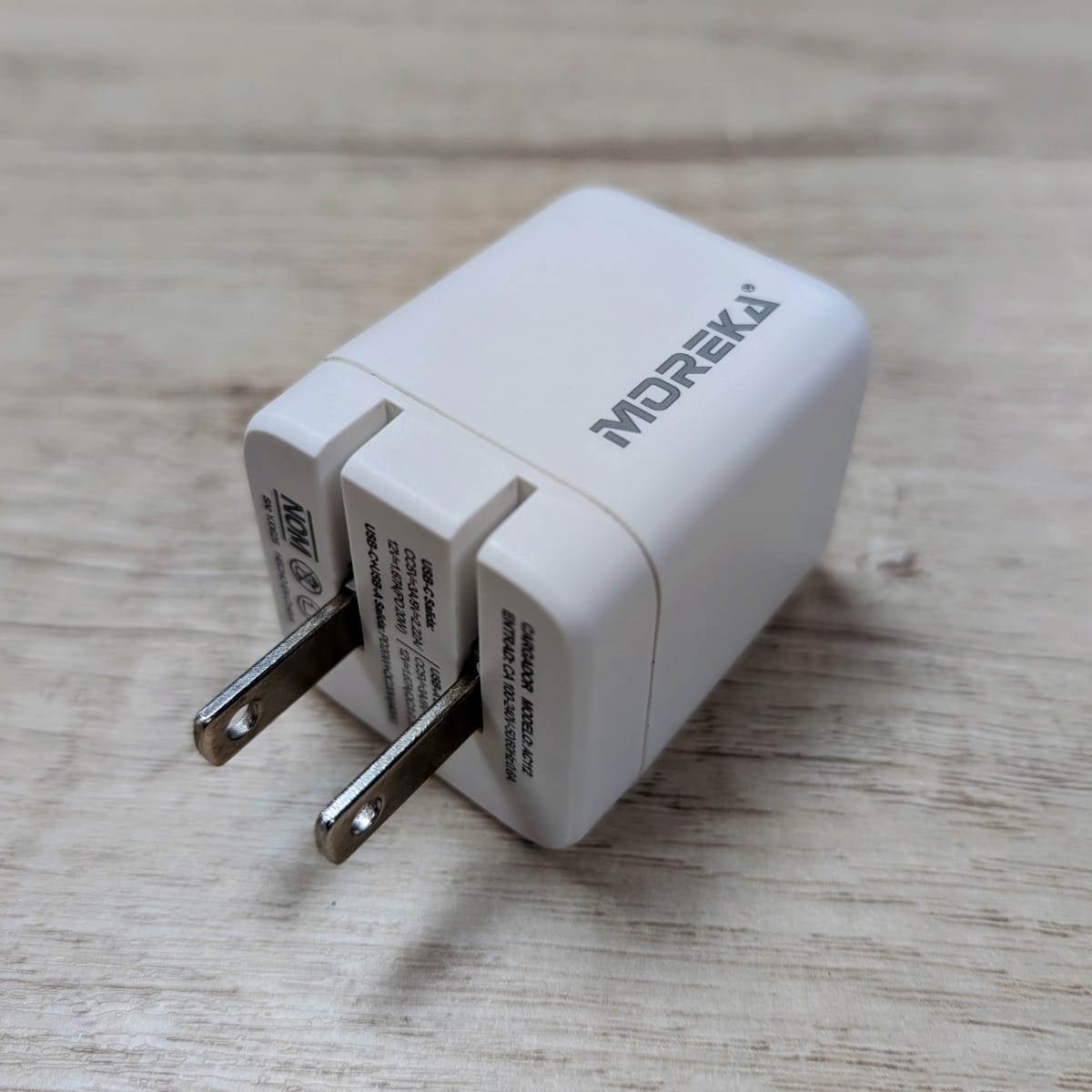 Cargador 40W 5V- 3A puertos PD20W & QC3.0 20W Clavija plegable cable tipo C -C Moreka  AC1139