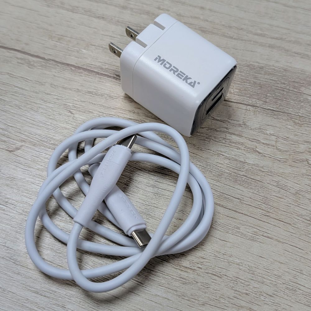 Cargador 40W 5V- 3A puertos PD20W & QC3.0 20W Clavija plegable cable tipo C -C Moreka  AC1134