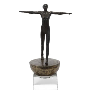 ESCULTURA WOMAN FINDING BALANCE