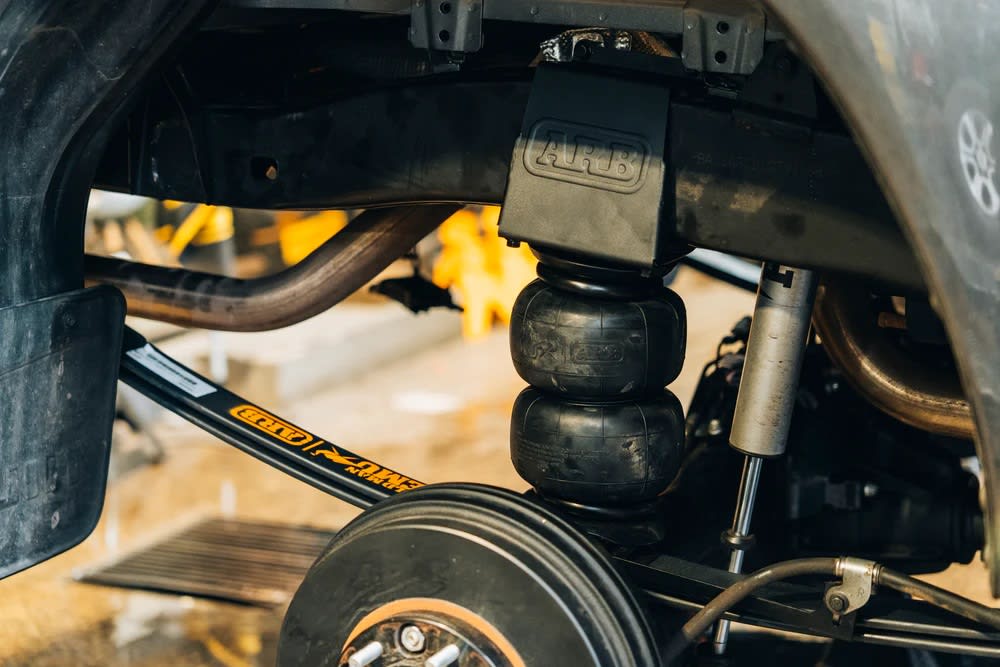 BALLESTAS PARABOLICAS ARB 40 mm + PULMONES DE AIRE TOYOTA HILUX 2015+2