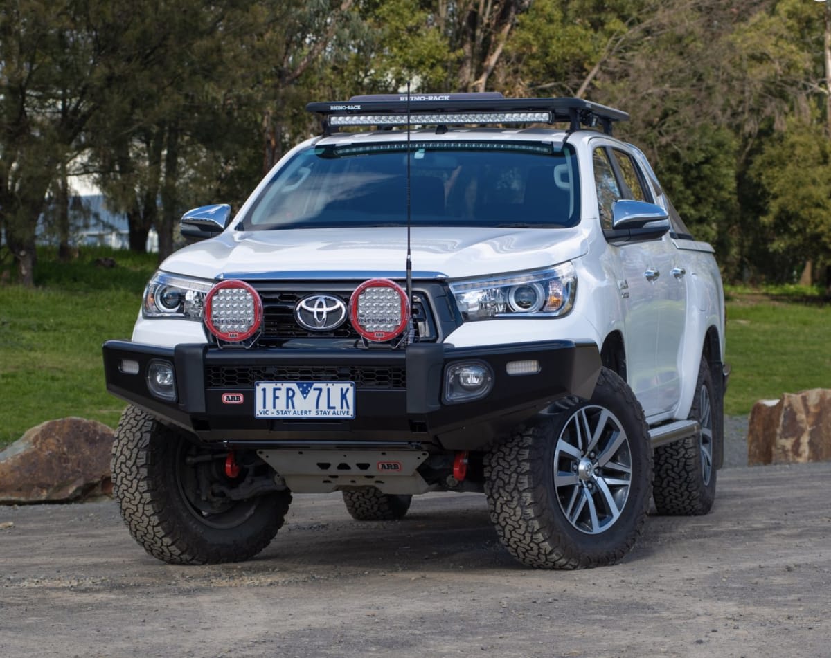 PARACHOQUE DELANTERO ARB SUMMIT SAHARA (HILUX 2016+)2