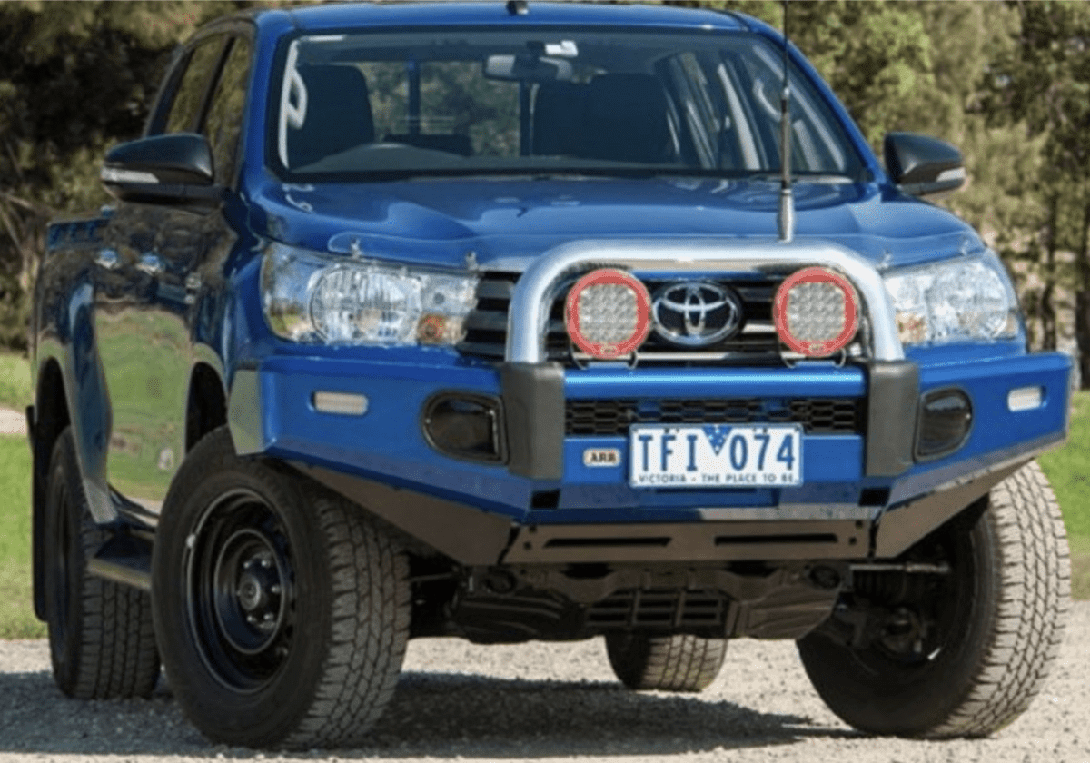 PARACHOQUE DELANTERO ARB SUMMIT SAHARA (HILUX 2016+)4