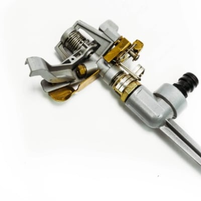 ASPERSOR 1/2'' METALICO CON ESTACA DE ALUMINIO1