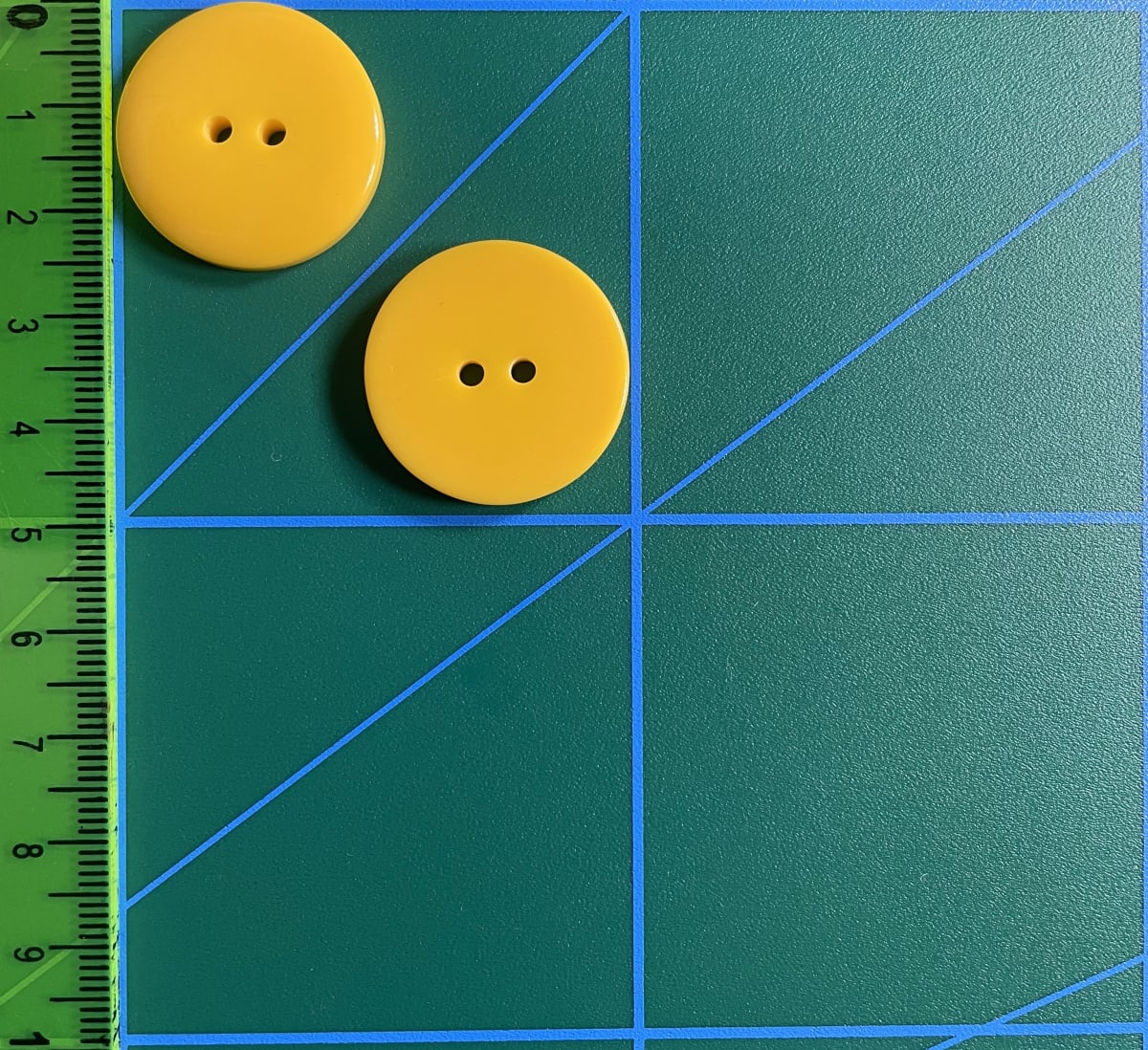 botón clásico Amarillo Oro (40 L-25 mm)1