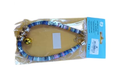 COLLAR MULTICOLOR CON BROCHES DORADOS Y CASCABEL