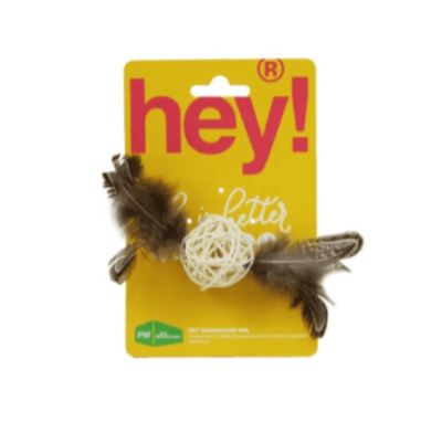 JUGUETE HEY! CAT BOLA RATAN NATURAL CON PLUMAS Y CAMPANA 3,8 CM1