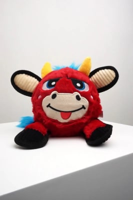 GIGWI JUMBALL PLUSH TORO ROJO - Pelota con cobertura de peluche con texturas