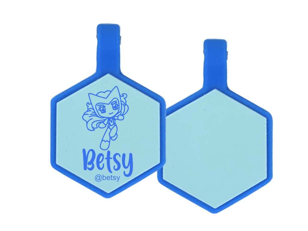 PLACA DE IDENTIFICACIÓN HEXÁGONO - BRUJA ESCARLATA13