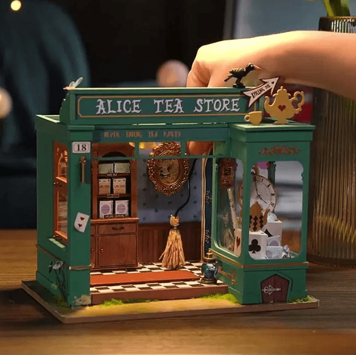 Alice's Tea Store - Casita Miniatura3
