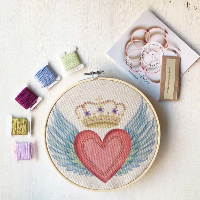 Mini Kit para bordar Corazón Alas con Corona
