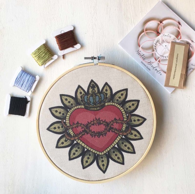 Mini Kit para bordar Corazón Espina y Corona