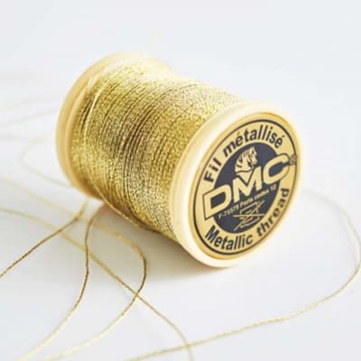 DMC metalizado Oro Claro en carrete