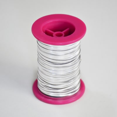 Mukaish Hilo Metálico color Plata con relieve de líneas paralelas 85mts