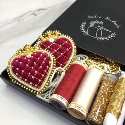 Kit Pedrería Corazón Goldwork + clase online3