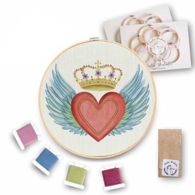 Mini Kit para bordar Corazón Alas con Corona1