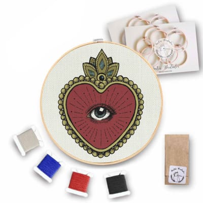 Mini Kit para bordar Corazón Ojo1