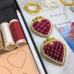 Kit Pedrería Corazón Goldwork + clase online