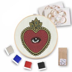 Mini Kit para bordar Corazón Ojo