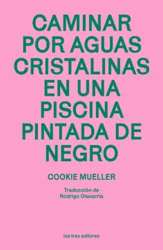 Caminar por aguas cristalinas en una piscina pintada de negro1