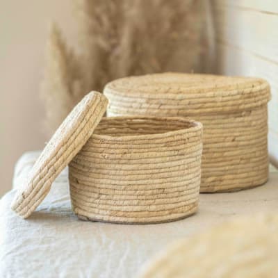 Canasto de fibra natural con tapa