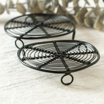 Posafuente de metal negro