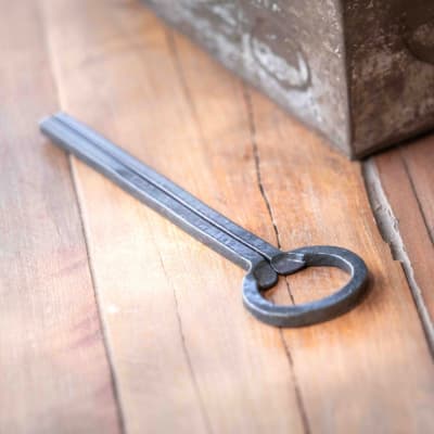 Destapador de botellas de metal negro opaco