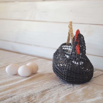 Gallina negra de Boqui pil pil (canasto para huevos)