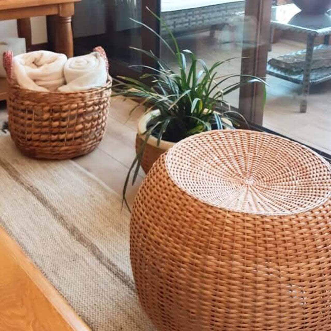 Puff de mimbre almendra1