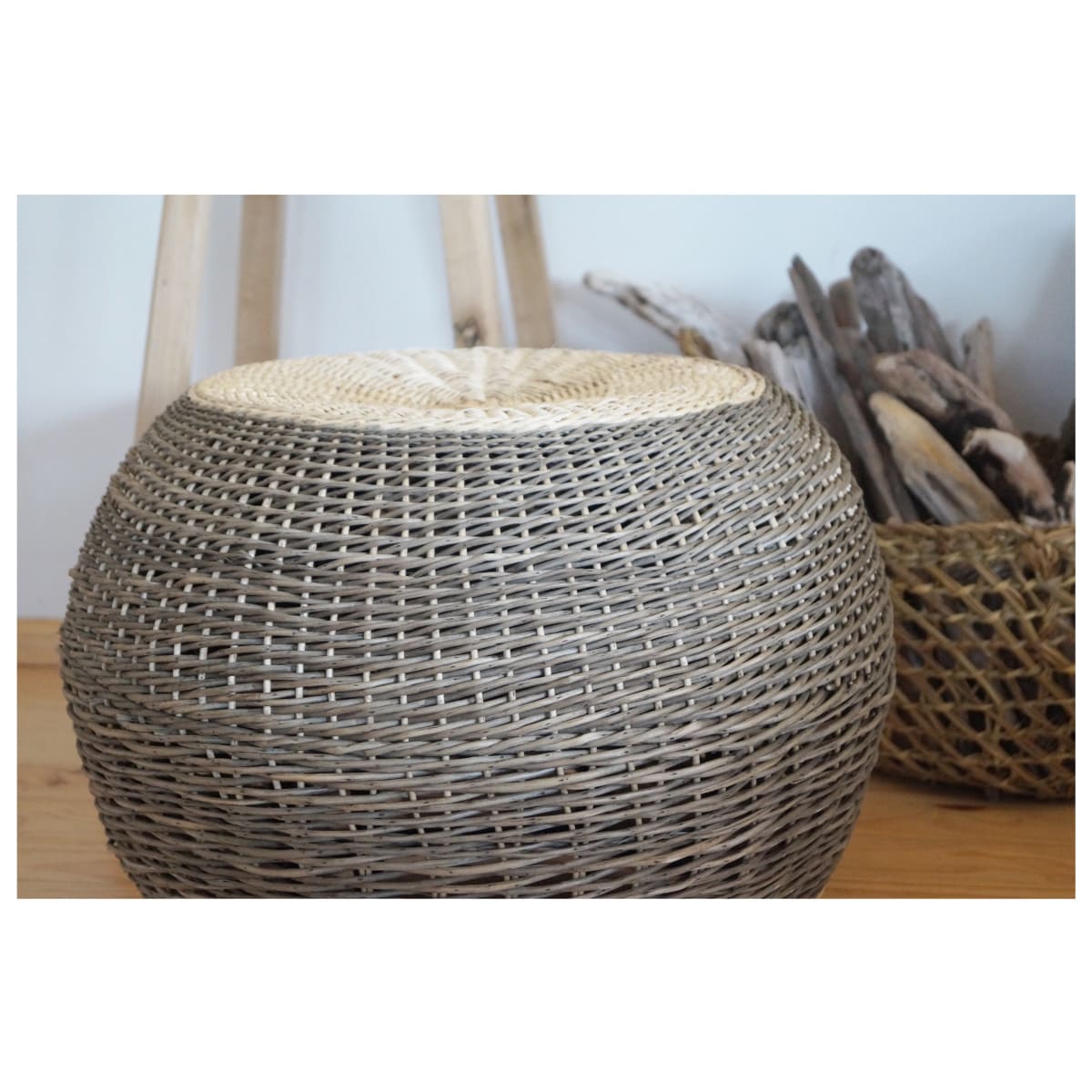 Puff de mimbre bicolor (gris y natural)2