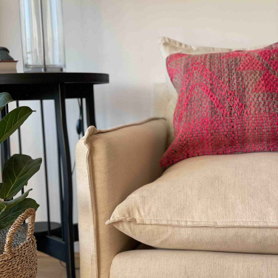 Cojín de Aguayo Geométrico Gris Perla/Fucsia3