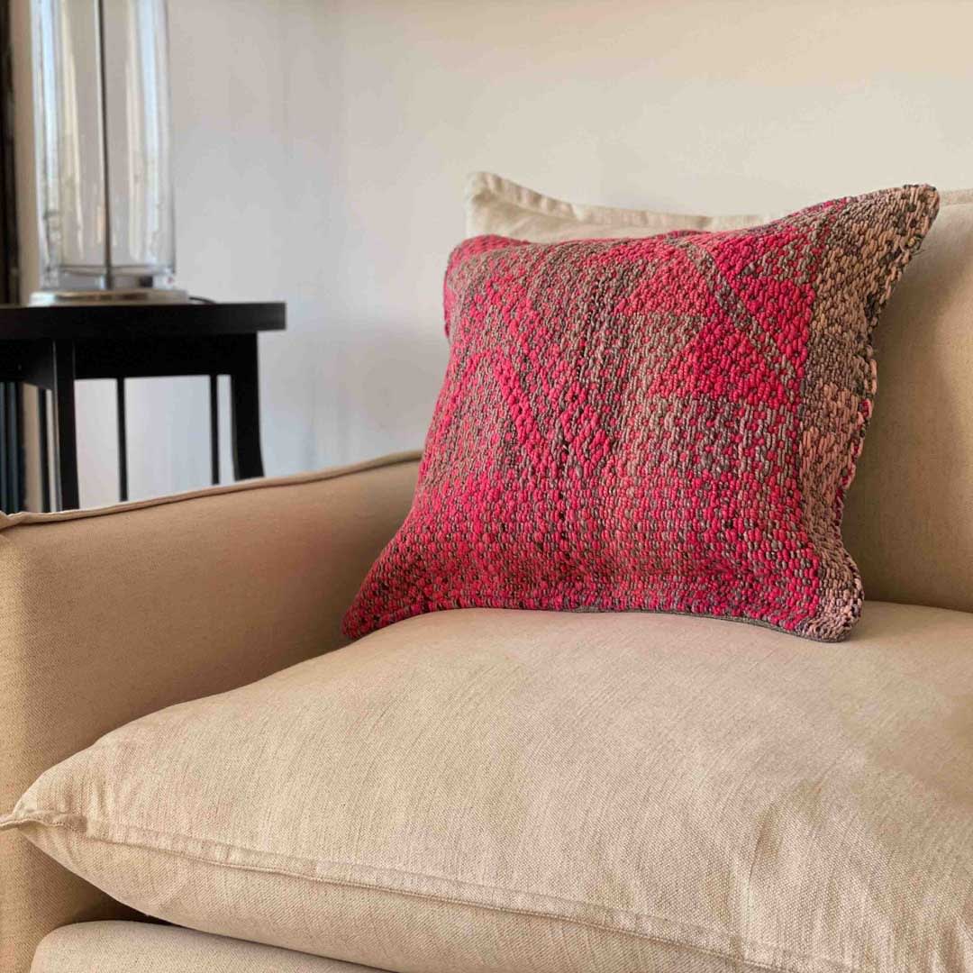 Cojín de Aguayo Geométrico Gris Perla/Fucsia1