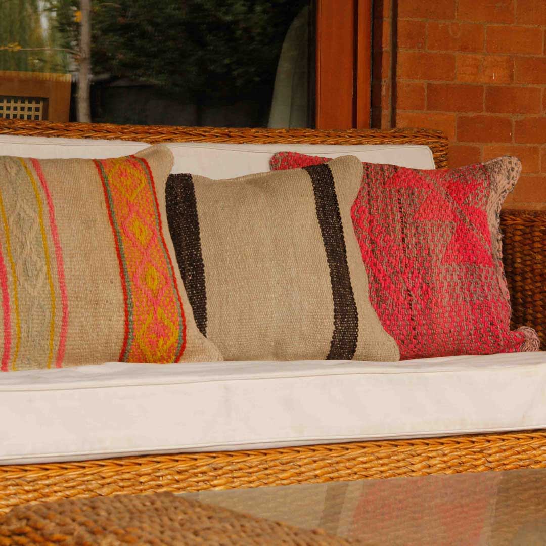 Cojín de Aguayo Geométrico Gris Perla/Fucsia4